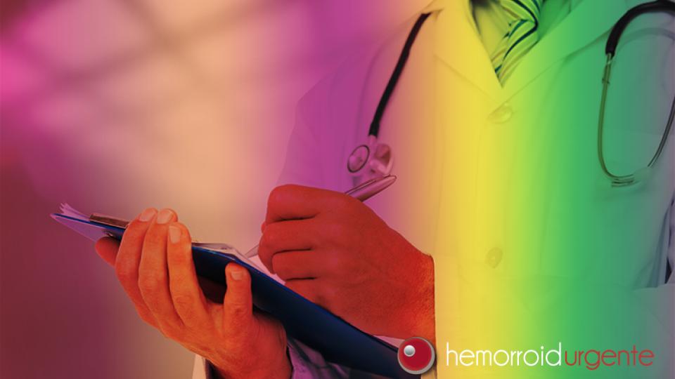 Médico que cuida da hemorroida