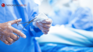como é feita a cirurgia de hemorroida